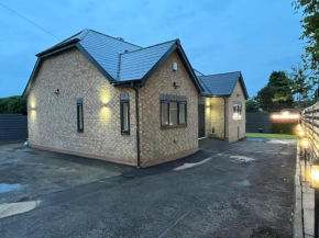 Cheerful 4 Bedroom luxury house with free parking